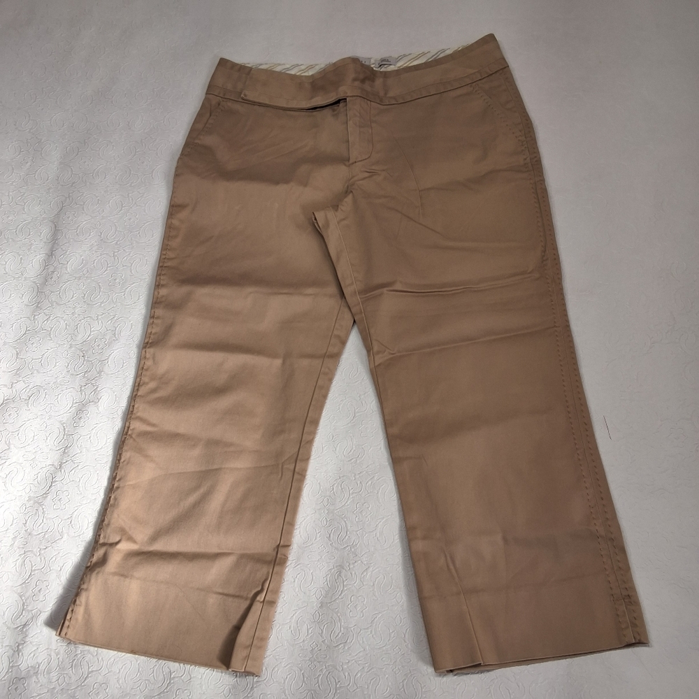 Old Navy Kaky Capris Pants Size 6 .